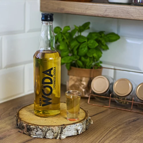 Бутилка 500 мл с капачка и надпис силна вода - 5