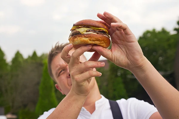 Бургер с бананов кетчуп, бекон и майонеза с уиски
