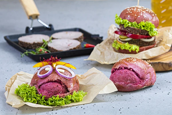 Червени хлебчета с добавка от цвекло