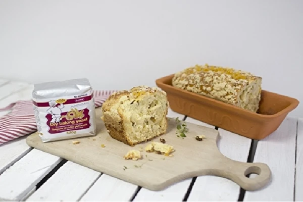 Домашен маян сладкиш с френско грозде и трохичкова поръска