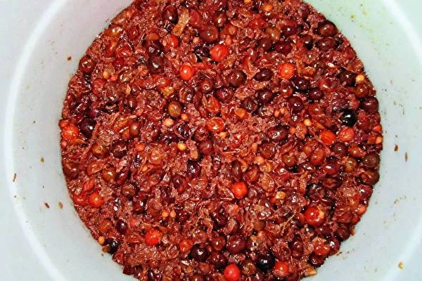 Домашно вино от вишни и цариградско грозде