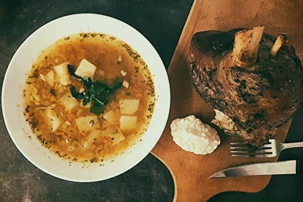 Грахова супа със свински джолан