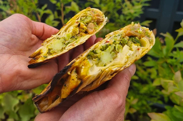 Гриловани тортили с пушена сьомга и броколи