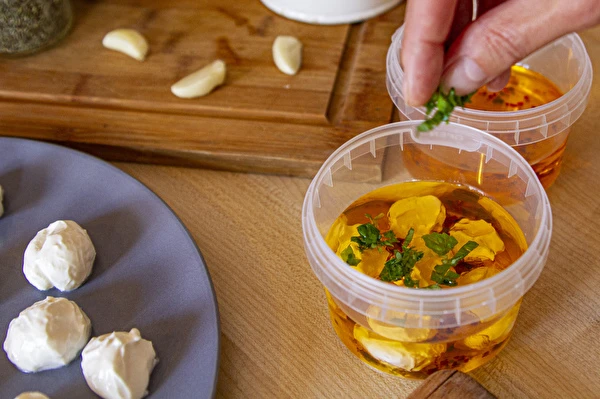 Йогуртени топчета в зехтин с подправки