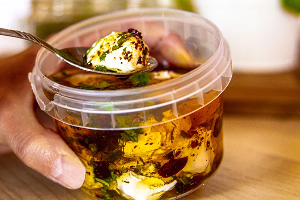 Йогуртени топчета в зехтин с подправки