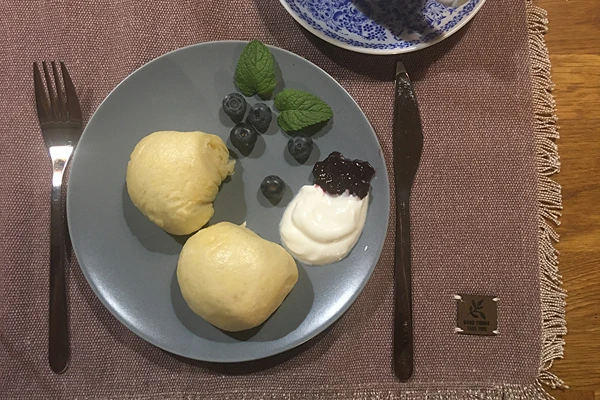 Кнедли на пара с американски боровинки