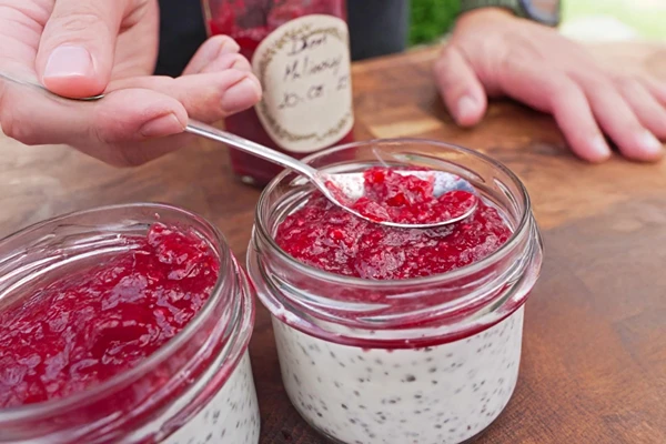 Кокосов пудинг чиа с малиново сладко