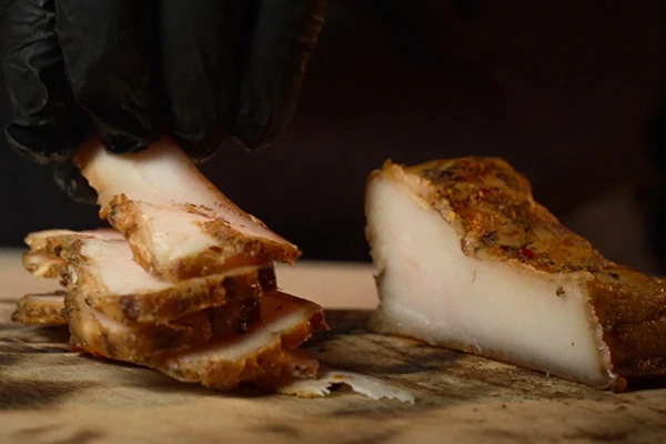 Пушена сланина с билки