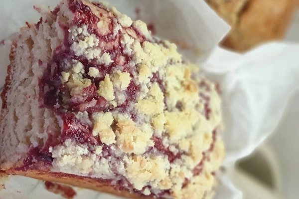 Рецепти на нашите клиенти: Сладкиш с мая и малини