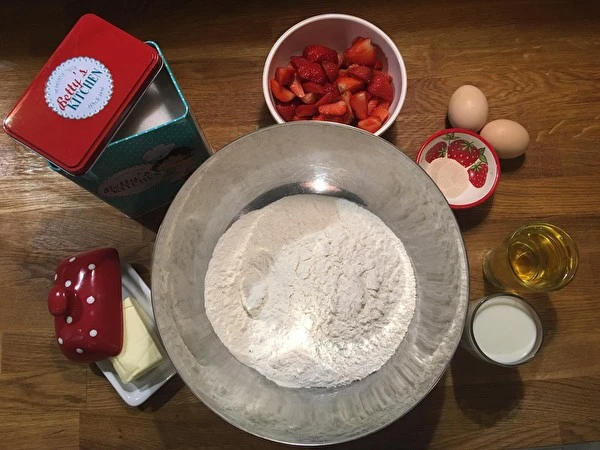 Сладкиш с мая без месене с ягоди