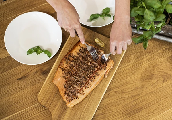 Топло пушена сьомга