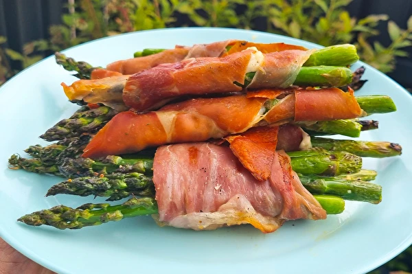 Зелени аспержи в пармска шунка на газов грил