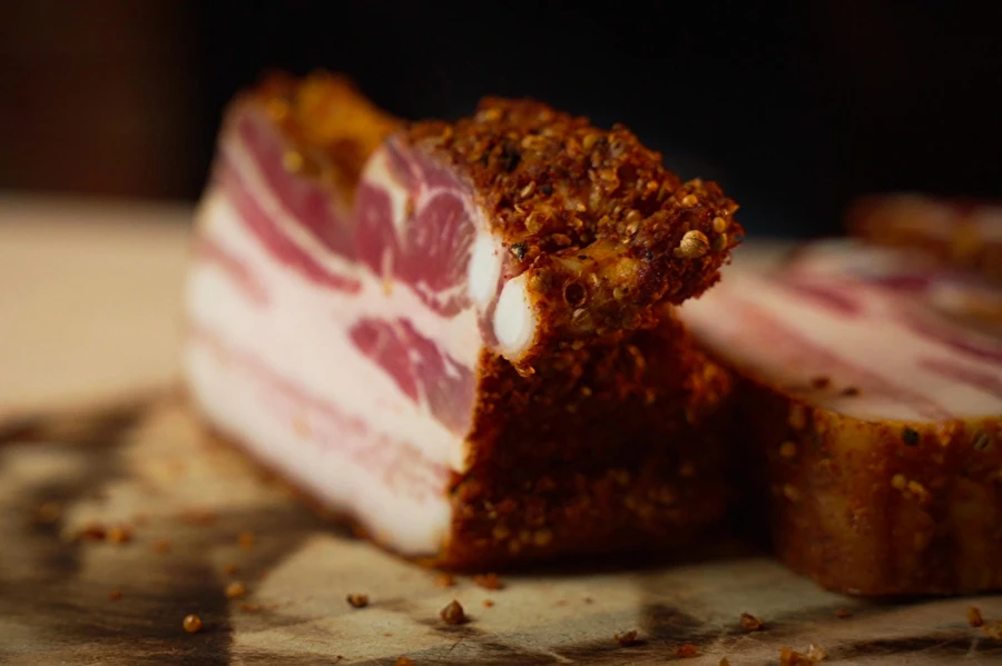 Пушена свинска гърда в стил пастрами